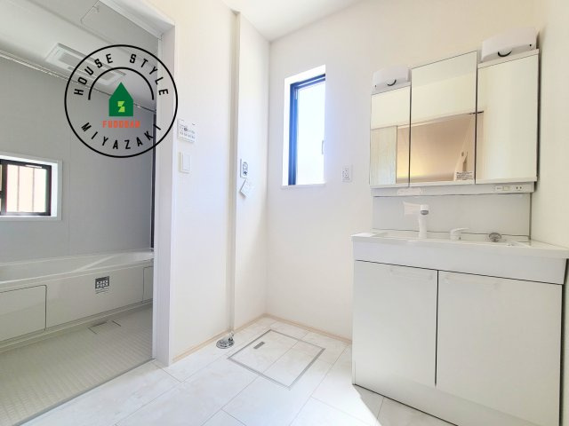 宮崎市熊野2期-4棟（D号棟）の脱衣所|ゆとりの洗面スペースで朝の身支度もスムーズに。暮らしを快適に変えるシャワー付洗面台です！