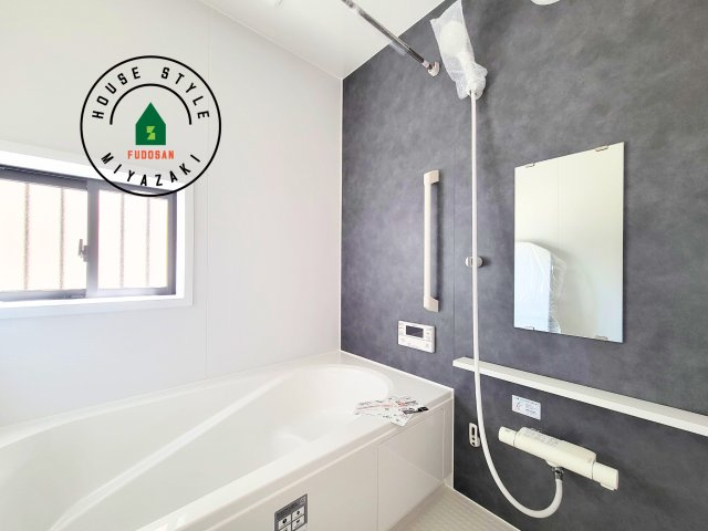 宮崎市熊野2期-4棟（D号棟）の浴室|1日の疲れを癒してくれる広々バスルーム。雨の日のお洗濯にも大活躍な浴室乾燥機付です！