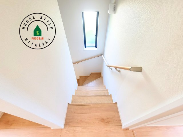 宮崎市熊野2期-4棟（D号棟）の内装|＜手すり付階段＞手すりがないと階段の昇り降りで危険なことはもちろん、壁に手をつきながら歩くことで壁紙が汚れやすくなります。すべての方に快適に昇り降りしていただくため、手すりを設置しました。