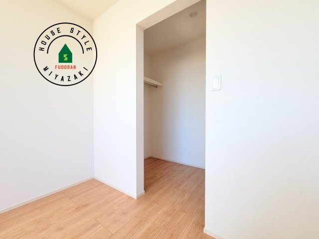 宮崎市熊野2期-4棟（D号棟）の収納|洋服や大きな荷物が多い方や人数の多いご家族などは、一般的なクローゼットよりもウォークインクローゼットのほうが使い勝手が良いです。