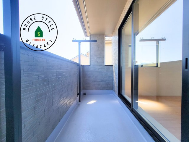 宮崎市熊野2期-4棟（D号棟）のバルコニー|風をしっかりと感じられるバルコニーでは、毎日が洗濯日和です。広々としているので洗濯も楽しくなるでしょうし、気分転換にバルコニーからの眺めを楽しむのもいいでしょう。