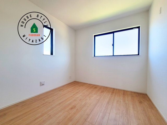 宮崎市熊野2期-4棟（D号棟）の洋室|柔らかい陽光が差し込む明るいお部屋を演出する設計。彩光の取れる窓が気持ちの良いお部屋を創り上げます。