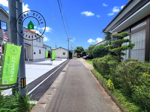 宮崎市熊野2期-4棟（D号棟）の前面道路含む現地写真|前面道路は閑静な住宅地をはしる車通りの少ない道路。お車の出し入れが苦手なママや小さなお子様にも安心ですね。しっかり舗装もされているので、ベビーカーや自転車で通っても快適に通行できます。