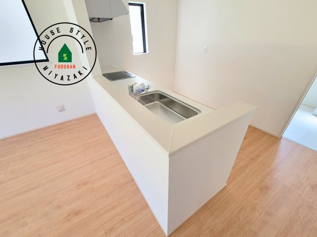 宮崎市熊野2期-4棟（D号棟）のダイニング|キッチンから立ち込める香りが今日の料理を期待させます。