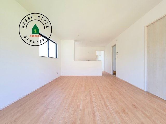 宮崎市熊野2期-4棟（D号棟）の居間・リビング|キッチンからリビングをしっかり確認できます。家族の笑顔があふれる空間になりそうですね。