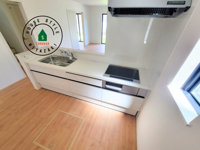 宮崎市熊野2期-4棟（D号棟）のキッチン|ご家族を近くに感じられる対面キッチンのLDK。会話もはずみそうですね。