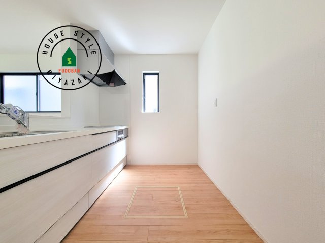 宮崎市熊野2期-4棟（D号棟）のキッチン|ダイニングテーブルへの配膳がラクラク、お料理はかどるカウンター付きシステムキッチン！