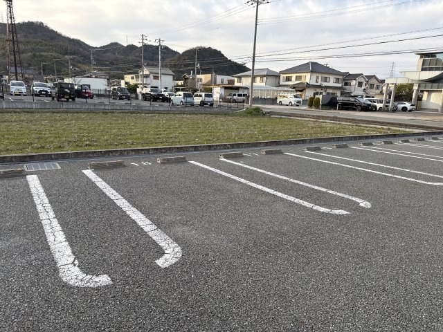 フィオーレ西庄Ａの駐車場