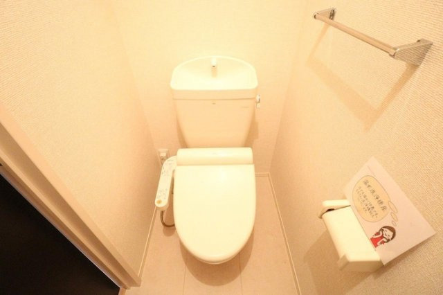 アムール岡崎Aのトイレ|温水洗浄暖房便座付きです。