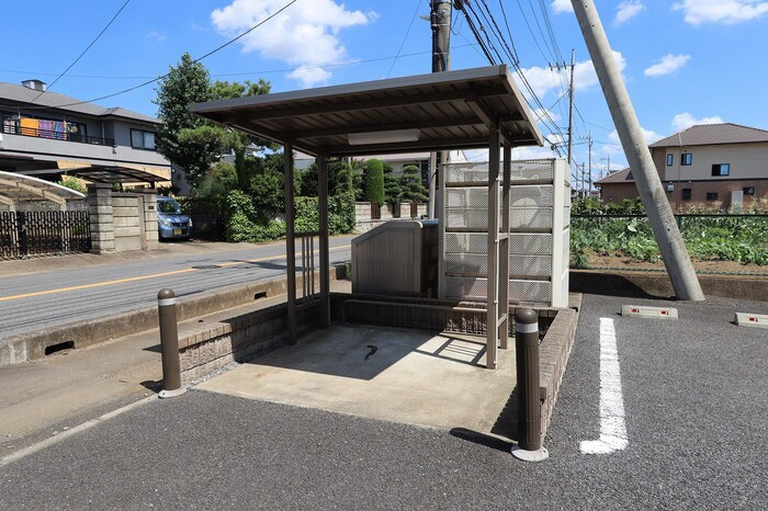 アムール岡崎Aのその他共用部分|屋根付きの駐輪場があります。