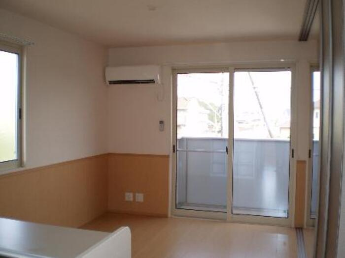 アムール岡崎Aの居間・リビング|こちらのリビングで趣味の時間をお楽しみください