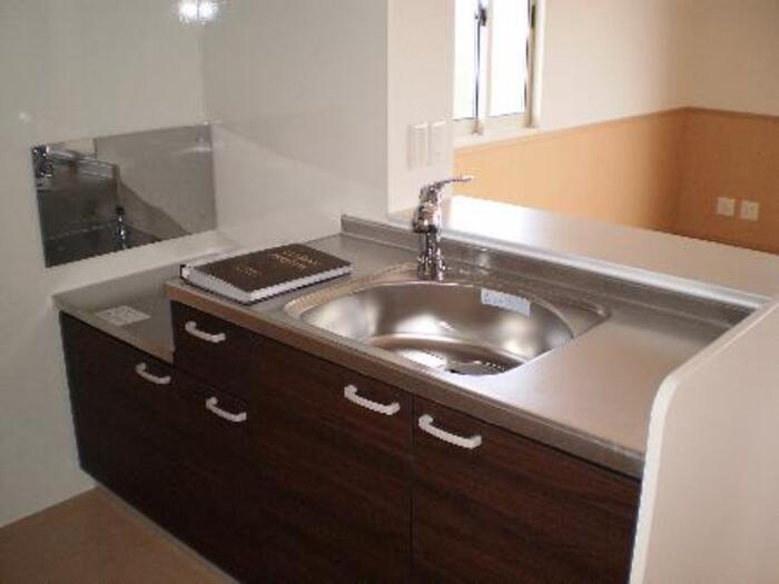 アムール岡崎Aのキッチン|リビングを見渡せる人気の対面式キッチンです。