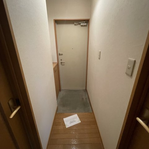コーポハーバーの玄関