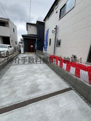 【駐車場】 | 神戸市須磨区高倉台2丁目　新築戸建2号棟　仲介手数料無料！ | カースペースがあります