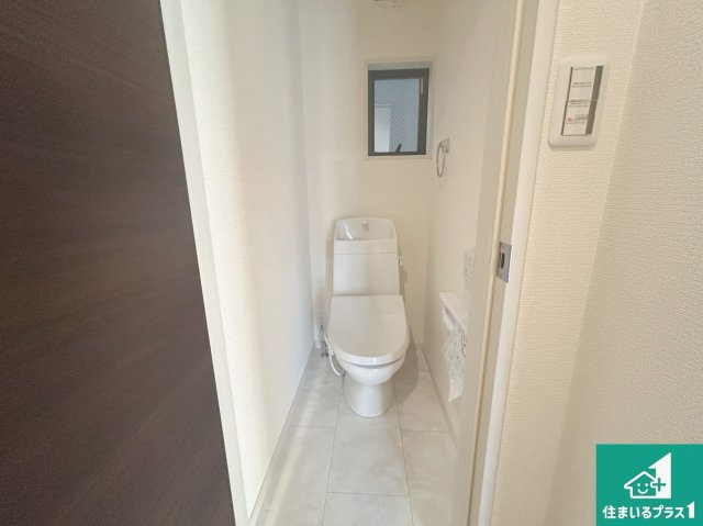 泉大津市助松町　第3期　新築一戸建てのトイレ|1・2階の2ヶ所にあるので、朝の忙しい時間の順番待ちもなく、深夜の利用にも大変便利です。