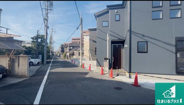 泉大津市助松町　第3期　新築一戸建ての前面道路含む現地写真|周辺は閑静な住宅街！前面道路広々で車の出し入れも便利です。駐車が苦手な方でも安心して車庫入れできます！