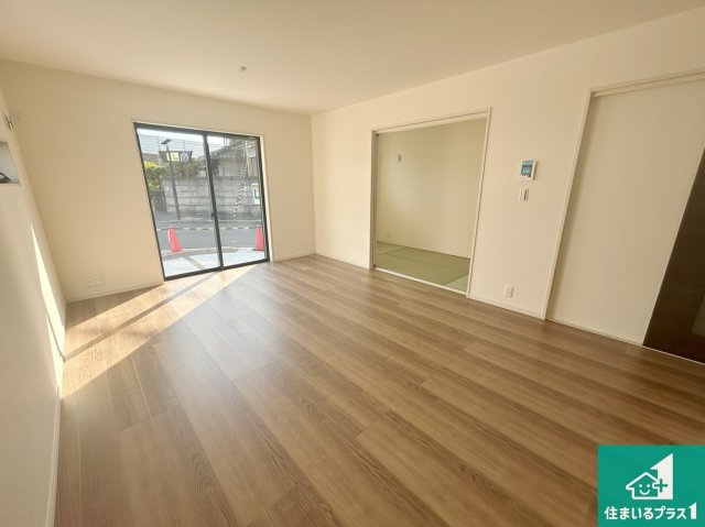 泉大津市助松町　第3期　新築一戸建ての居間・リビング|日当たり良好の明るいリビングで朝の目覚めもスッキリできそう！対面キッチンでご家族のコミュニケーションも自然と増える設計！小さなお子様が遊ぶスペースを作っても広々とくつろげるLDK！