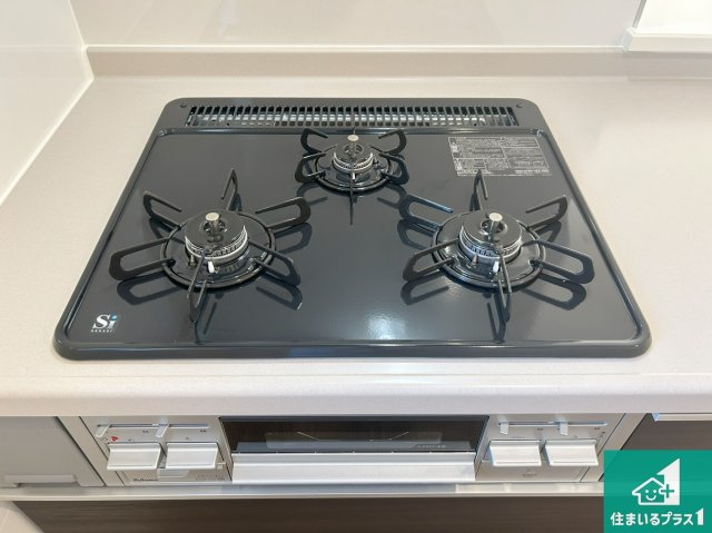 泉大津市助松町　第3期　新築一戸建ての設備|ダブル高火力Ｓｉセンサー付きコンロ！３口あるので、まとめて料理をする時も大活躍！