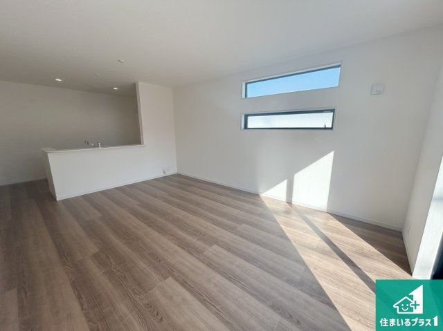 泉大津市助松町　第3期　新築一戸建ての居間・リビング|シンプルなリビングは、観葉植物等のインテリアを楽しめますね！パパ好みにも、ママ好みにも家具次第で雰囲気を変えることができます！