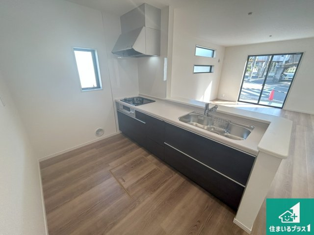 泉大津市助松町　第3期　新築一戸建てのキッチン|リビングと統一感があり、使い勝手のいいキッチン。広々としているので、二人並んで作業が出来ちゃいます。お子様と一緒に色々なお料理に挑戦できるスペースがあります。