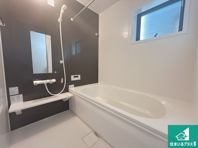 泉大津市助松町　第3期　新築一戸建ての浴室|足をゆったり伸ばして寛げる浴槽です。窓が設けられていますので差し込む光が明るく穏やかな雰囲気にしてくれます♪浴室乾燥機も設置しているので、雨の日の洗濯物も安心です♪