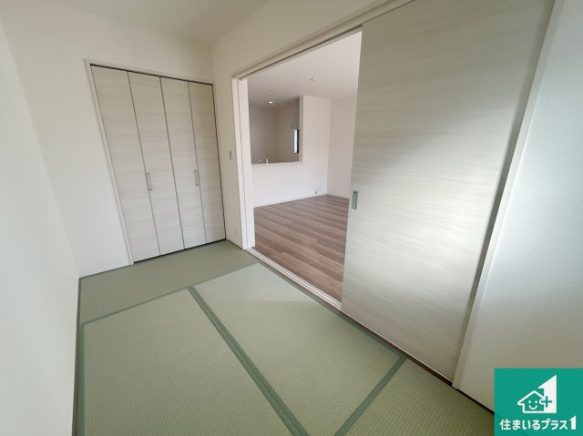 泉大津市助松町　第3期　新築一戸建ての和室|一室あると便利な和室は客間としてだけでなく、小さなお子様のプレイルームや食後のくつろぎスペースとしてもご利用いただけます。収納もついていますので大活躍間違いなし！