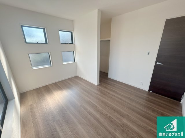 泉大津市助松町　第3期　新築一戸建ての洋室|シンプルな洋室は、自分好みのインテリアが楽しめます♪ご家族とインテリアや家具を選びに行くのは新築購入時の醍醐味の一つです。ぜひお楽しみください♪