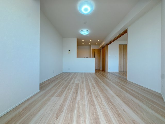 【洋室】 | ロワールマンション和白Ⅴ☆仲介手数料無料☆ | ゆっくりくつろげるLDKは大きな窓からたっぷりの日差しが取り込める心地の良い空間。バルコニーに面して陽当たりも良く心地の良い空間となっております。