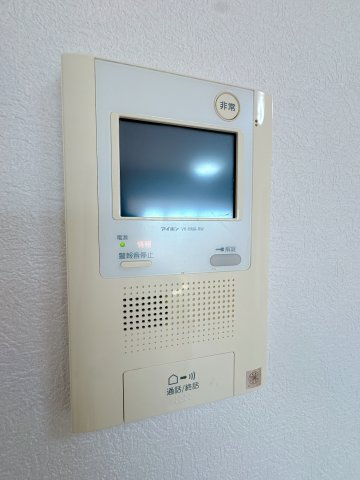 【防犯設備】 | ロワールマンション和白Ⅴ☆仲介手数料無料☆ | モニター付きのインターホンを備えています♪訪問者の顔をしっかりチェックすることができますね。

