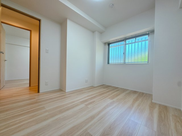 【洋室】 | ロワールマンション和白Ⅴ☆仲介手数料無料☆ | 一人ひとり快適な空間は違うからこそ、家具の配置もアレンジしやすいシンプルなデザインに。