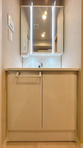 【独立洗面台】 | ロワールマンション和白Ⅴ☆仲介手数料無料☆ | １日の始まりを迎える、この場所。大きな鏡と明るい照明が、眠たい朝も優しく包みます。
シャンプードレッサー仕様で、落ちた髪の毛を流すのもラクチン♪