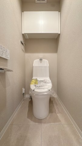 【トイレ】 | ロワールマンション和白Ⅴ☆仲介手数料無料☆ | 手洗い一体型のトイレは節水効果があり、環境にもお財布にも優しい人気のタイプです。もちろんウォシュレット機能も完備しています。