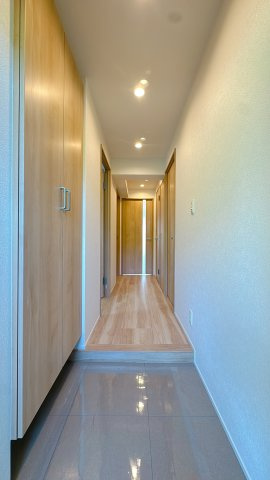 【玄関】 | ロワールマンション和白Ⅴ☆仲介手数料無料☆ | 玄関は光沢のある床材で、汚れもとても落としやすい。こういうちょっとした気遣いが長く住むと効いてくるんです。