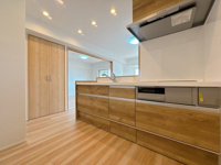 【キッチン】 | ロワールマンション和白Ⅴ☆仲介手数料無料☆ | 機能性とデザイン性を両立させた、リノベーション物件ならではの素敵なキッチン。立ってみるとそれがよく分かります♪