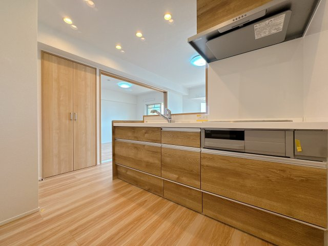 【キッチン】 | ロワールマンション和白Ⅴ☆仲介手数料無料☆ | 機能性とデザイン性を両立させた、リノベーション物件ならではの素敵なキッチン。立ってみるとそれがよく分かります♪
