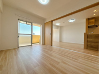 【居間・リビング】 | ロワールマンション和白Ⅴ☆仲介手数料無料☆ | 可動間仕切りは、ときに広く使ったり、区切って使ったりと選ぶ自由が持てるんです♪リビングと一体で使うともっと広々♪