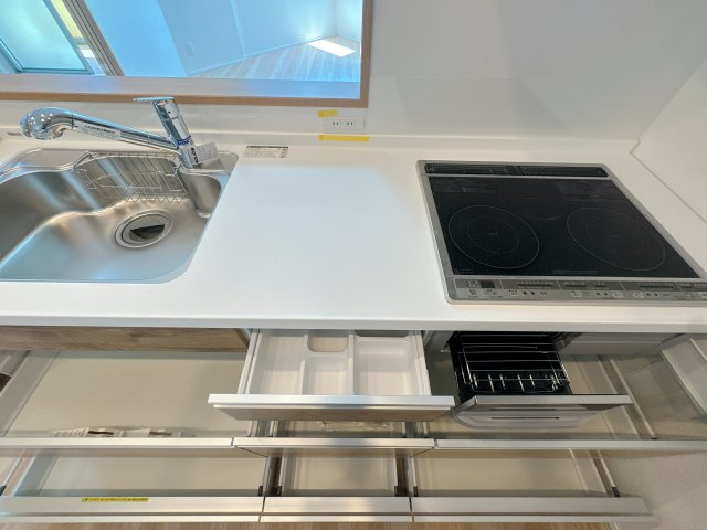 【キッチン】 | ロワールマンション和白Ⅴ☆仲介手数料無料☆ | 収納豊富なシステムキッチンは、シンクしたの収納が開くのもいいですね♪お料理楽しんでください♪