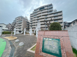 【外観】 | 青空にも夕焼けにも映える、そんなたたずまい。ここで新生活スタートさせてみませんか♪