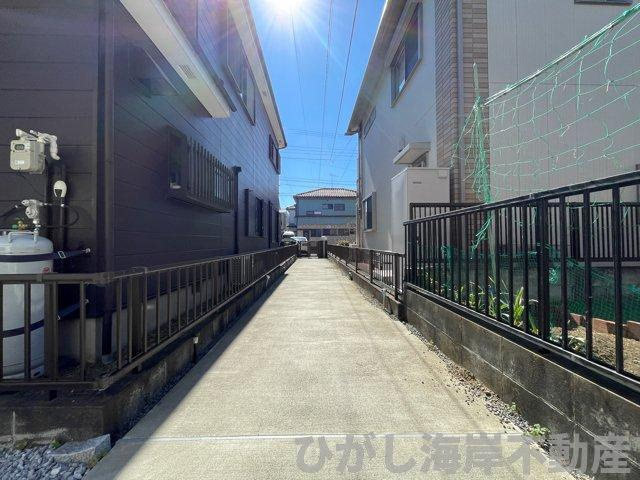 平塚市四之宮　中古戸建の駐車場|ドックランや自転車置き場等有効利用出来る専用通路。