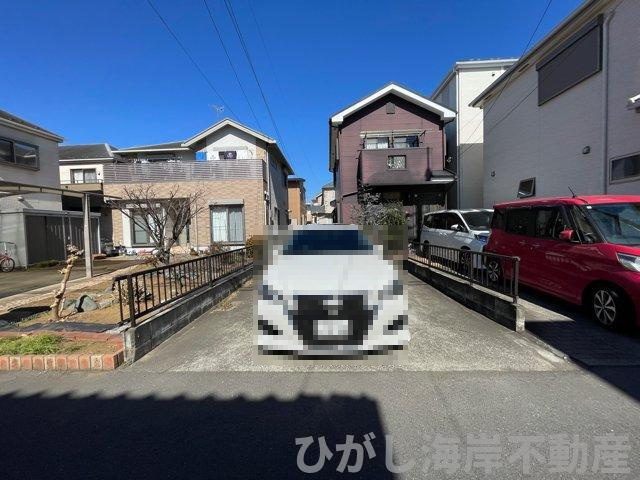 平塚市四之宮　中古戸建の前面道路含む現地写真|駐車スペースは車種により２台駐車可能。