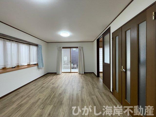 平塚市四之宮　中古戸建の居間・リビング|2022年　フルリフォーム完了！　16.5帖　LDK