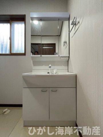 平塚市四之宮　中古戸建の独立洗面台|2022年　フルリフォーム完了！　三面鏡化粧台
