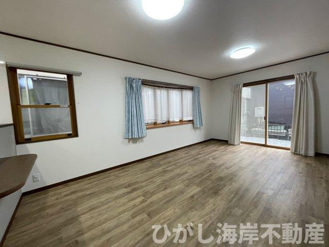 平塚市四之宮　中古戸建の前面道路含む現地写真|駐車スペースは車種により２台駐車可能。