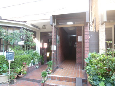 【エントランス】 | 小阪ロイヤルハイツ（河内小阪賃貸） | 落ち着いたエントランスです