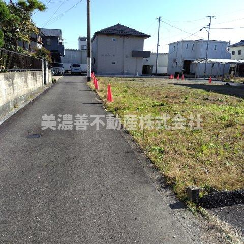 ６６２７１　岐阜市加納鉄砲町３丁目土地の前面道路含む現地写真