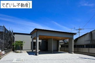 【外観】 | 青空に映えるシンプルモダンな外観。家族の新しい毎日が、ここから始まる予感に満ちた一邸です。車どおりも少なく、閑静な住宅地にたたずむ平屋住宅です。
現地(2025年7月撮影)