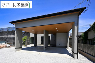 【外観】 | ガレージ付きのデザイン平屋住宅☆*屋根付き駐車場で雨の日も安心。荷物の出し入れやお子様の乗り降りもスムーズにこなせます。
現地(2025年7月撮影)