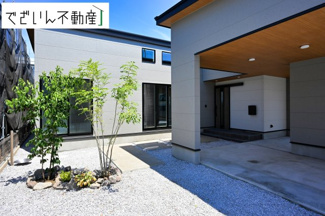 【外観】 | ガレージ付きのデザイン平屋住宅☆＊洗練された外観に、緑の植栽が映える。家族の帰りを優しく迎えてくれる、穏やかな住まいです。
現地(2025年7月撮影)