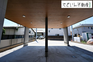 【駐車場】 | 愛車を雨や夏の暑い陽射しなどから守るインナーガレージがあります。
現地(2025年7月撮影)