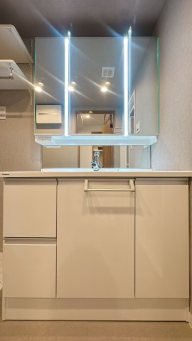 【浴室】 | 朝日プラザ大橋南☆仲介手数料無料☆ | １日の始まりを迎える、この場所。大きな鏡と明るい照明が、眠たい朝も優しく包みます。